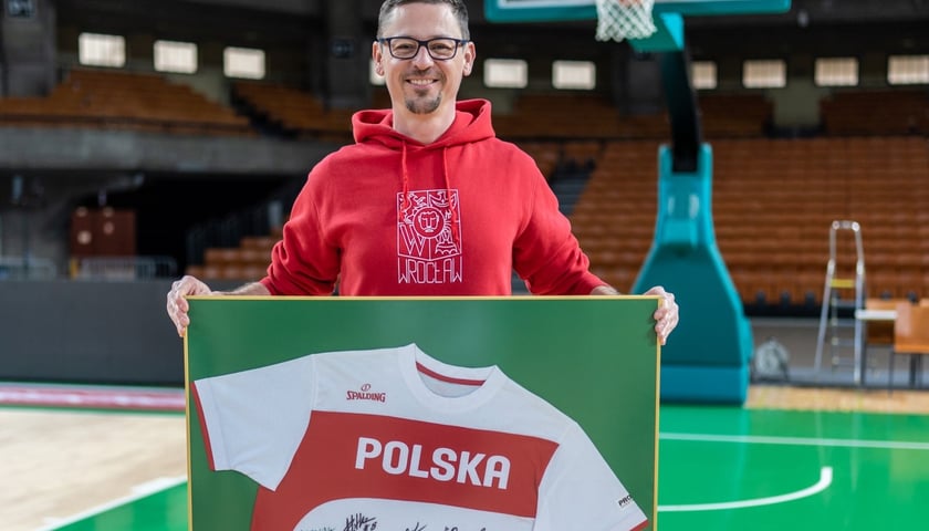 Sergiusz Kmiecik z koszulką na WOŚP