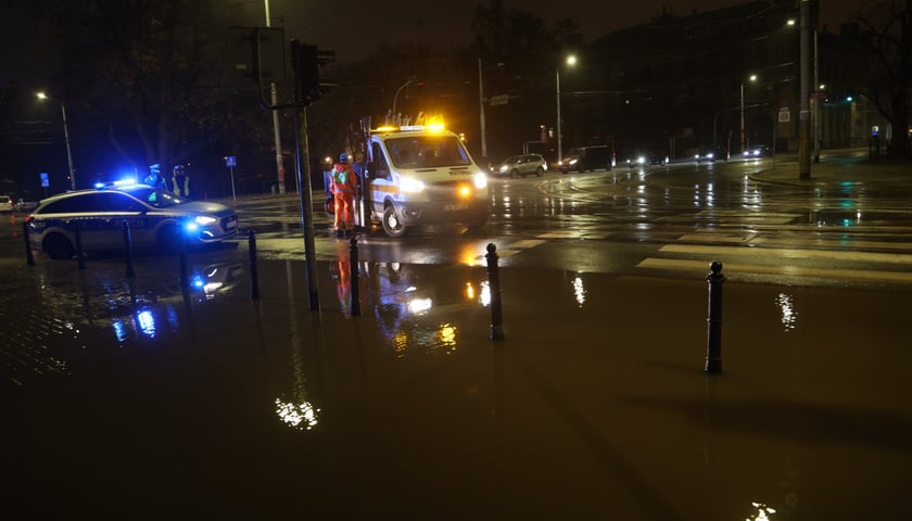 Na zdjęciu zalana ulica Podwale przez awarię wodociągu