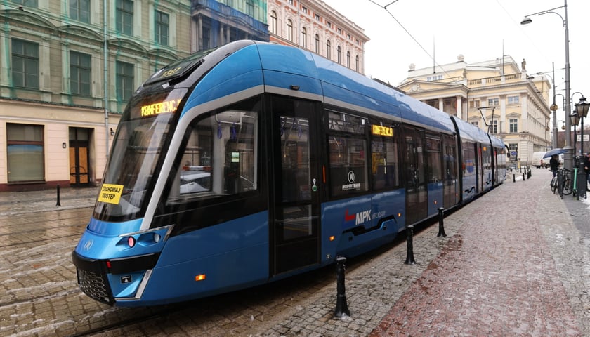 Konferencja MPK Wrocław na temat Torywolucji 2023 w tramwaju na placu Teatralnym