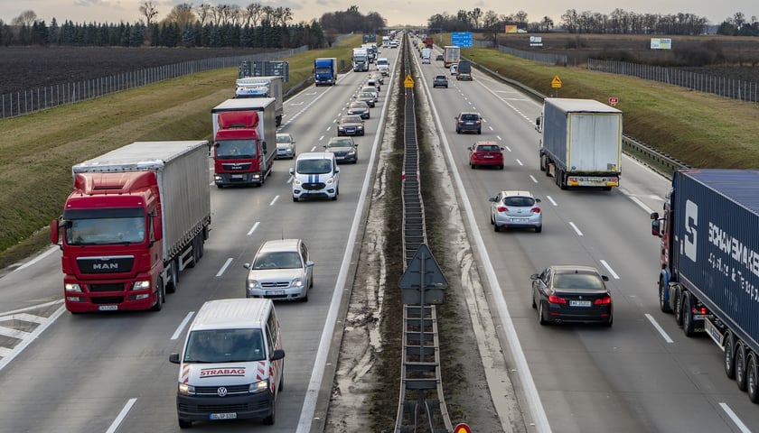 Na zdjęciu widać samochody na autostradzie A4