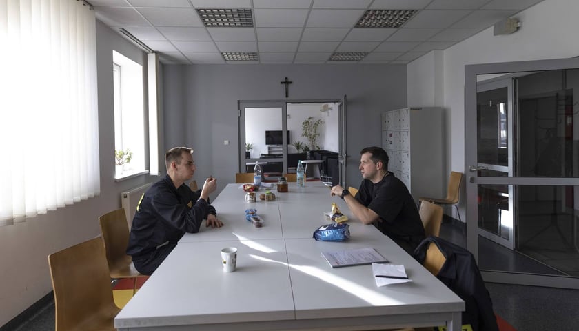 <p>Strażacy z Wrocławia w czasie wsp&oacute;lnego posiłku</p>