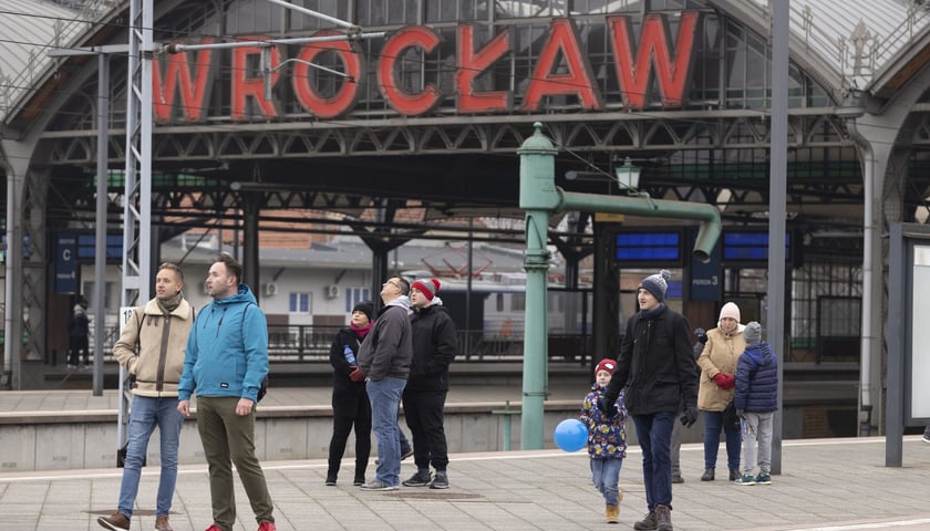 Na zdjęciu ilustracyjnym: pasażerowie na peronie stacji Wrocław Główny