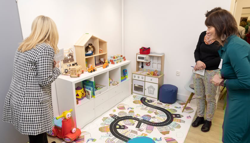 Centrum Pomocy Dzieciom mieści się przy ul. Grabiszyńskiej 35-39, w przychodni MSWiA (wejście B)