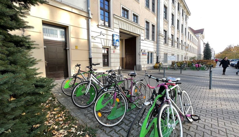 <p>Stojaki na rowery na terenie Uniwersytetu Przyrodniczego</p>