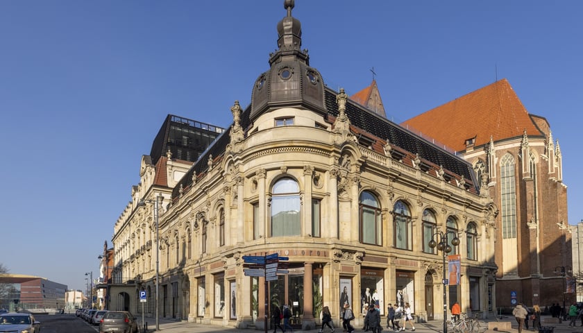 Na zdjęciu Hotel Monopol. Okno apartamentu prezydenckiego nad dawnym głównym wejściem