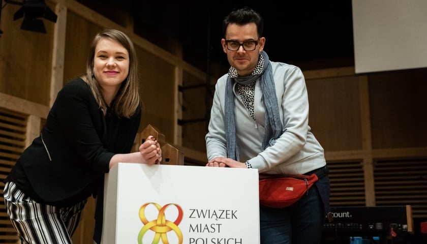 Na zdjęciu Hanna Achremowicz i Krzysztof Ziental odbierający nagrodę dla Wrocławia