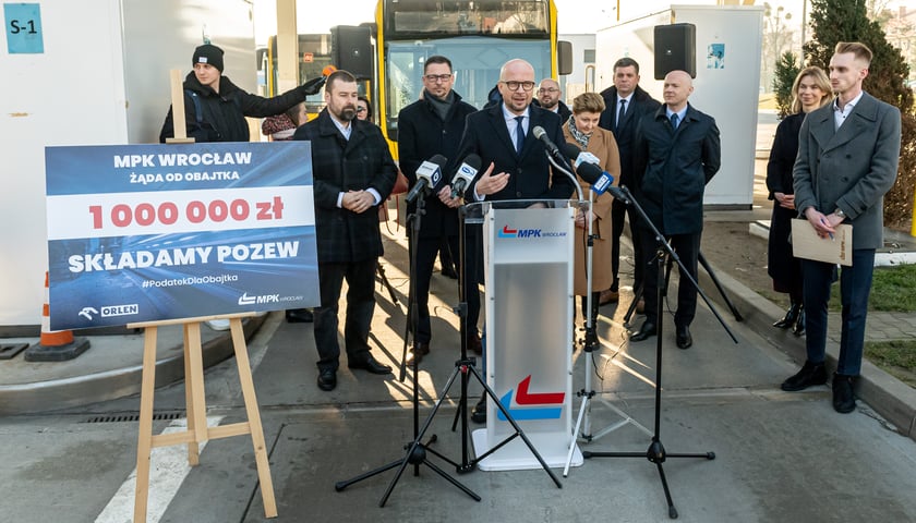 <p>na zdjęciu: Konferencja prasowa podczas, kt&oacute;rej przedstawiciele miasta ogłosili, że pozwą Orlen - sp&oacute;łkę skarby państwa za windowanie cen ropy&nbsp;</p>