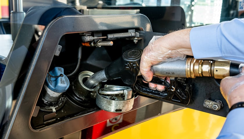 Na zdjęciu nalewanie paliwa do baku autobusu / zdjęcie ilustracyjne