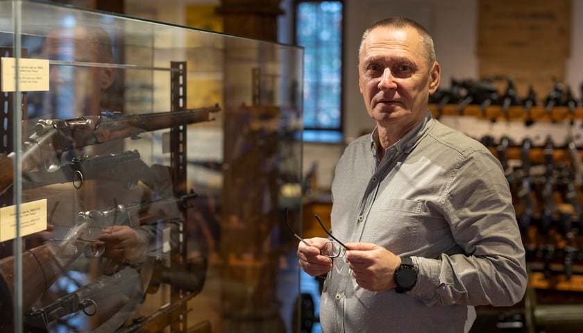 Dr Mariusz Cieśla, kierownik Muzeum Militariów we Wrocławiu