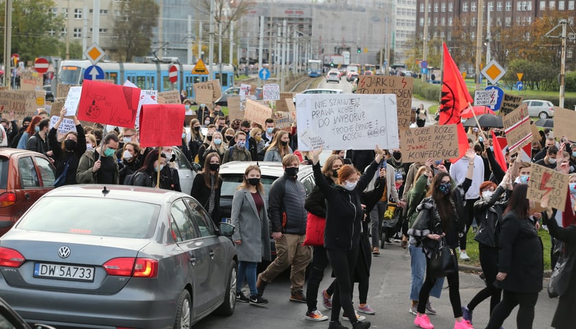 Na zdjęciu uczestniczki manifestacji ulicznej we Wrocławiu, zdjęcie ilustracyjne