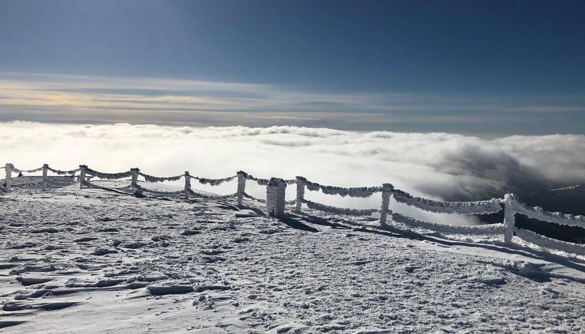WOM Śnieżka (Wysokogórskie Obserwatorium Meteorologiczne). Przy pięknej pogodzie i dobrej widzialności ze Śnieżki można podziwiać widoki na odległość kilkudziesięciu kilometrów.