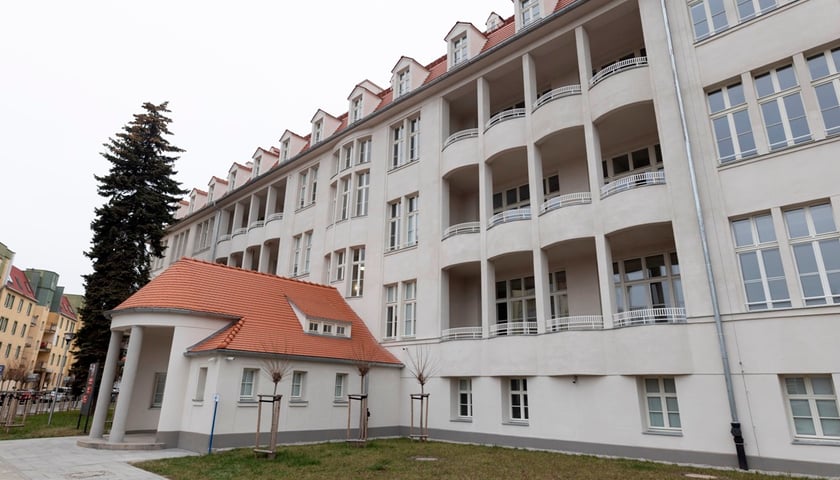 Na zdjęciu duży jasny budynek. Dawny szpital dziecięcy to teraz siedziba Wydziału Matematyki Politechniki Wrocławskiej