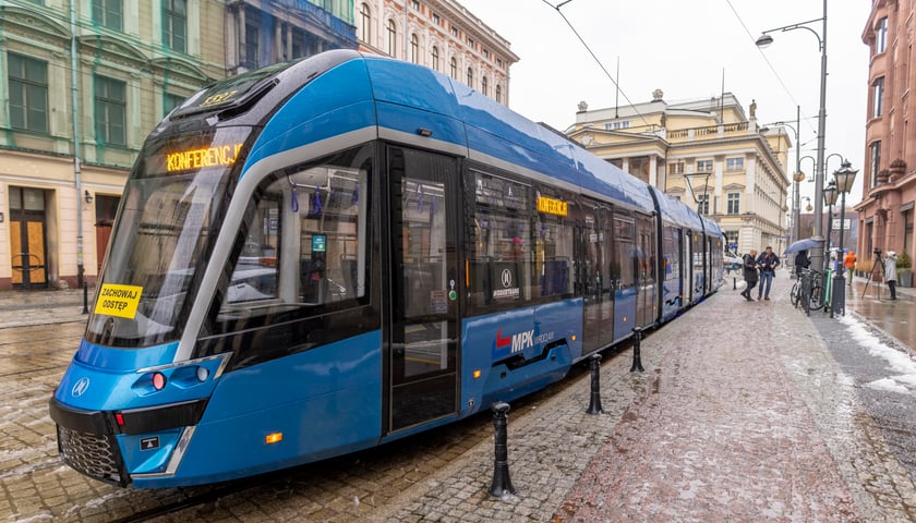 Niebieski tramwaj we Wrocławiu.