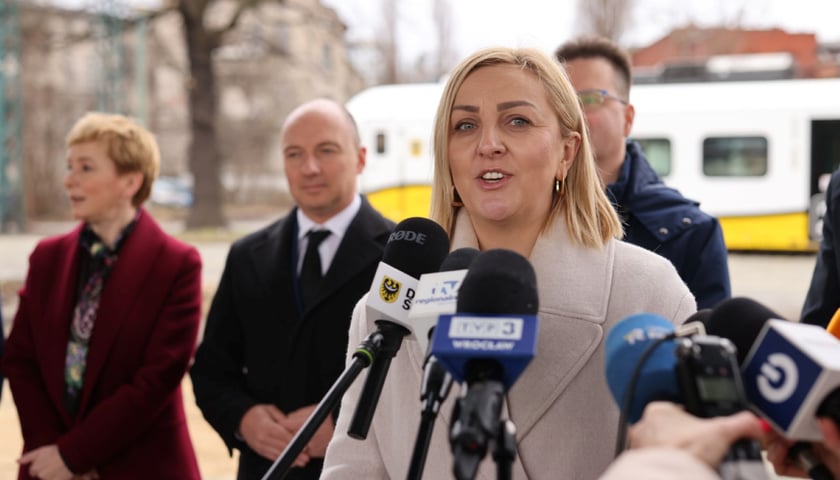 Dyrektorka Wydziału Transportu Urzędu Miejskiego Wrocławia Paulina Tyniec-Piszcz podczas konferencji poprzedzającej podpisanie porozumienia o reaktywacji dworca Świebodzkiego.