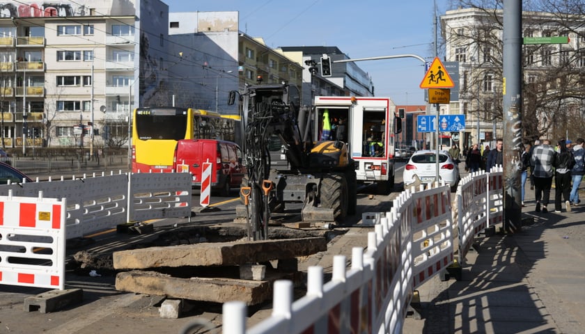 Na zdjęciu: zajęta część pasa ruchu przez roboty na sieci wodociągowej w ulicy Piotra Skargi