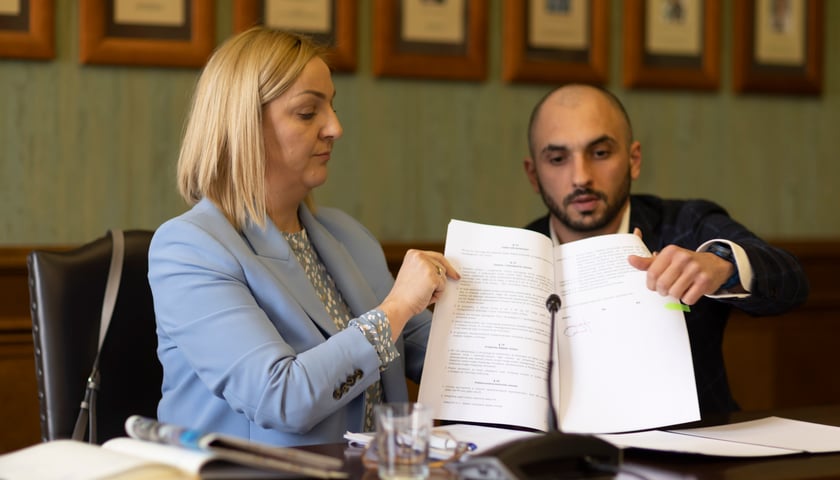 Paulina Tyniec-Piszcz i Aleksander Łoś z Wydziału Transportu UMW podczas konferencji
