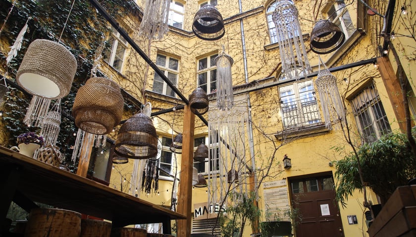 Restauracyjny ogródek wewnątrz kamienicy na placu Solnym