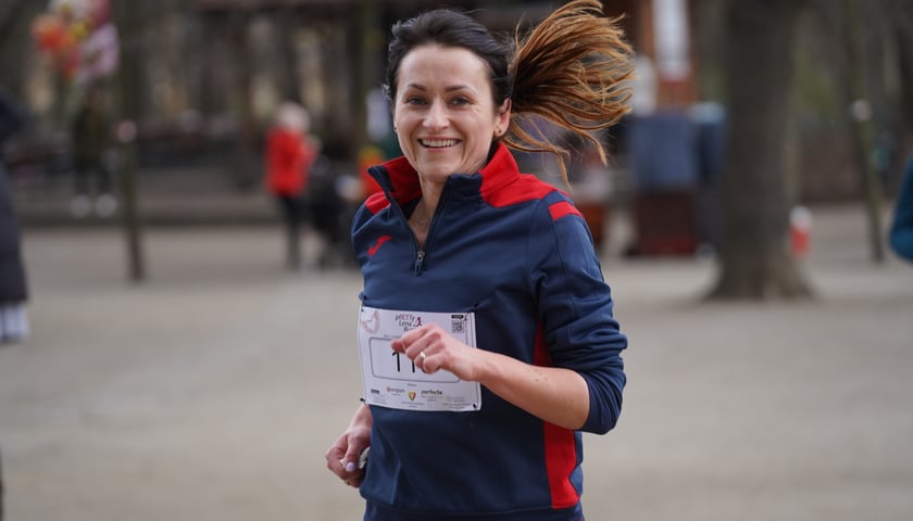 Uczestnicy ?Urodzinowego, charytatywnego biegu i marszu nordic walking dla Lenki? w parku Południowym