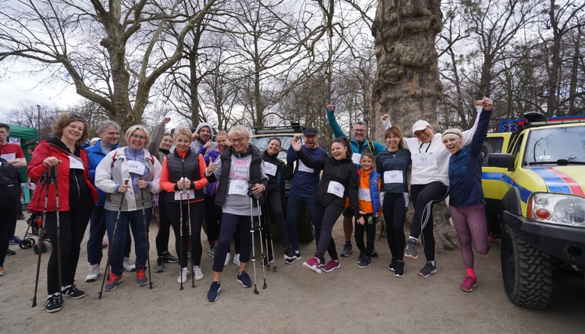 Uczestnicy „Urodzinowego, charytatywnego biegu i marszu nordic walking dla Lenki” w parku Południowym