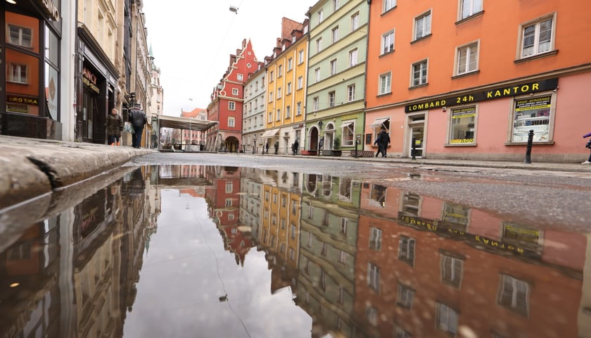 Na zdjęciu: kałuża na ulicy Ruskiej i odbijające się w niej budynki