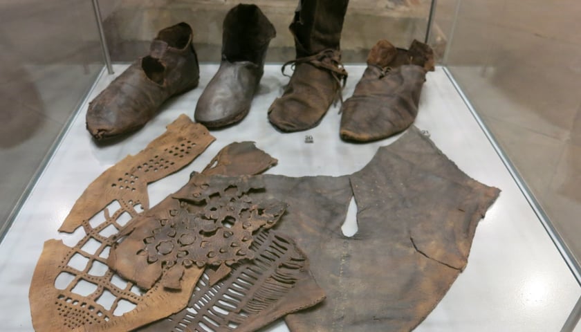 Na zdjęciu przedmioty odnalezione podczas prac archeologicznych na Nowym Targu we Wrocławiu