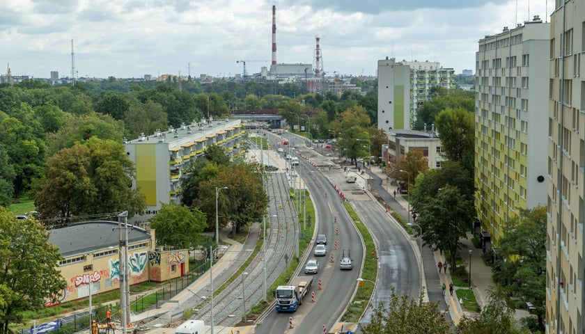 Widok z lotu ptaka na ul. Popowicką. Na zdjęciu widać prace prowadzone podczas budowy tramwaju przez Popowice.   
