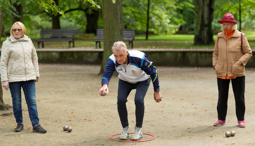 „Senioralne  środy z bulami bez bólu” oraz inne zajęcia w ramach programu „Wrocławski Trener Senioralny” odbywają się  w parku Południowym. Na zdjęciu trener senioralnu Janusz Piszczek oraz uczestniczki zajęć.