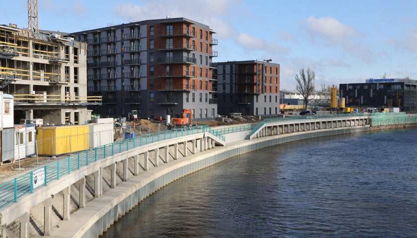 Nowe budynki mieszkalne przy rewitalizowanym nabrzeżu Odry w centrum 