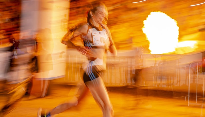 Kobieta na trasie 8. Nocnego Wrocław Półmaratonu