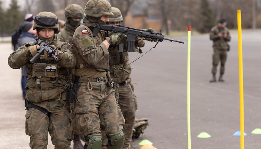Żołnierze z bronią, w mundurach, na dniu otwartym w AWL we Wrocławiu/zdjęcie ilustracyjne