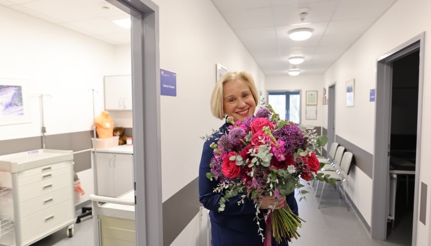 Dr Anna Zmarzły z kwiatami w korytarzu Ośrodka Żywienia Klinicznego w WSS przy ul. Koszarowej