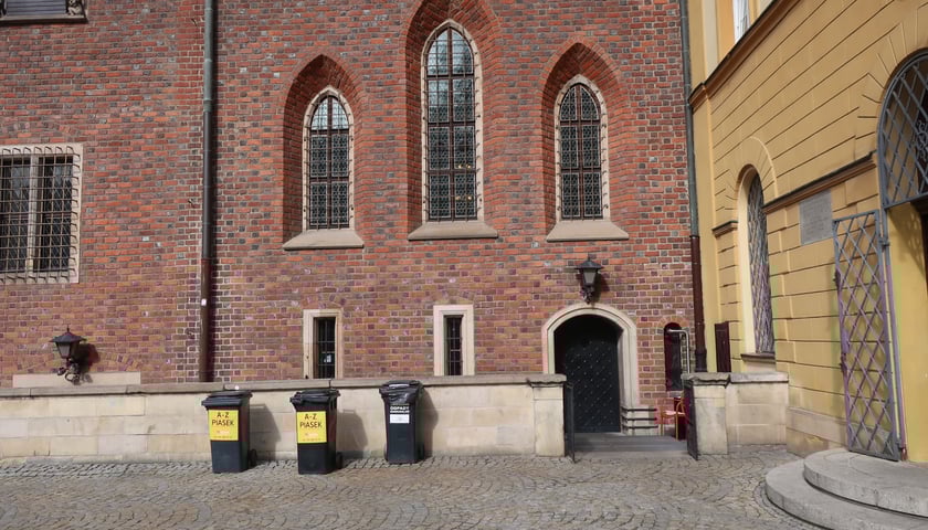 Przez te okna wyrzucono rajców na rynkowy plac. Z pewnością nie miały one jeszcze wtedy krat