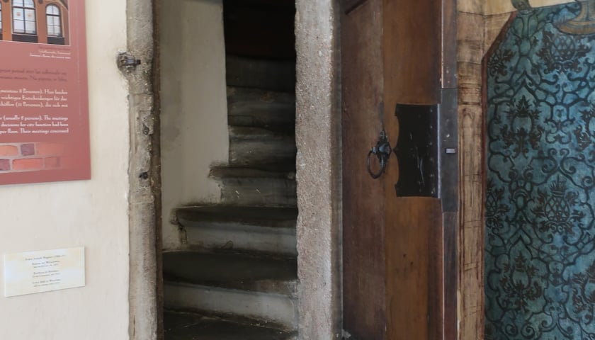 Drzwi z kaplicy ratuszowej na I piętrze. Tędy spiskowcy wdarli się do Sali Rady