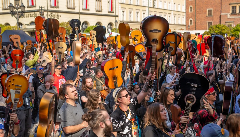 Uczestnicy Gitarowego Rekordu Świata 2022 na wrocławskim Rynku (trzymają w rękach gitary)