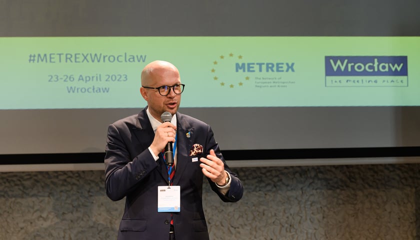 Jakub Mazur, wiceprezydent Wrocławia i prezydent sieci METREX podczas kongresu