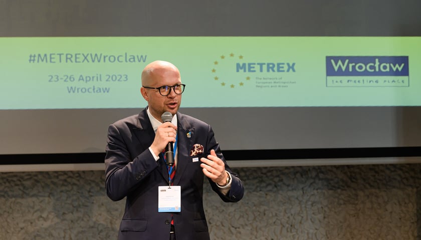 Jakub Mazur, wiceprezydent Wrocławia, prezydent METREX, podczas kongresu METREX we Wrocławiu
