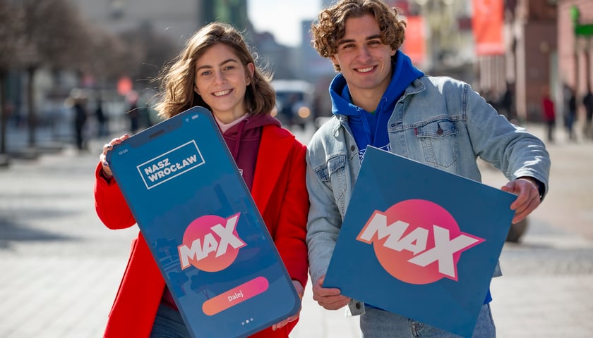 Młodzi ludzie we Wrocławiu promujący rozliczanie podatków w mieście 