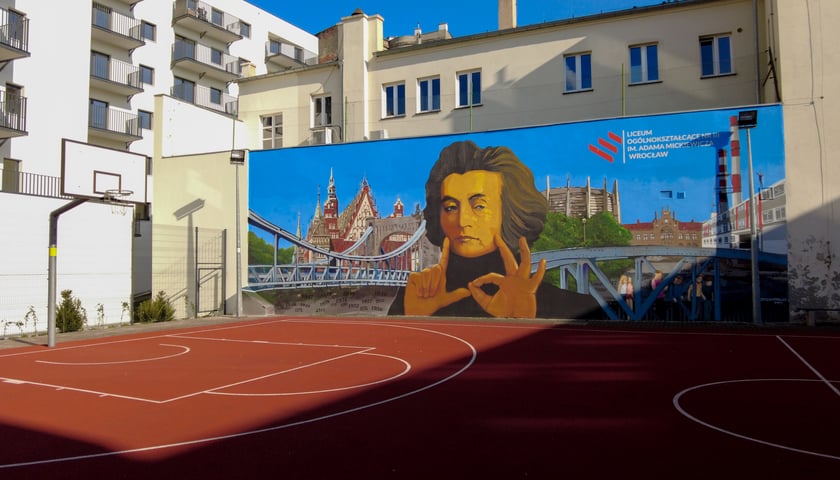 Mural z Adamem Mickiewiczem na budynku LO III we Wrocławiu. Zobacz w galerii najlepsze licea i technika we Wrocławiu