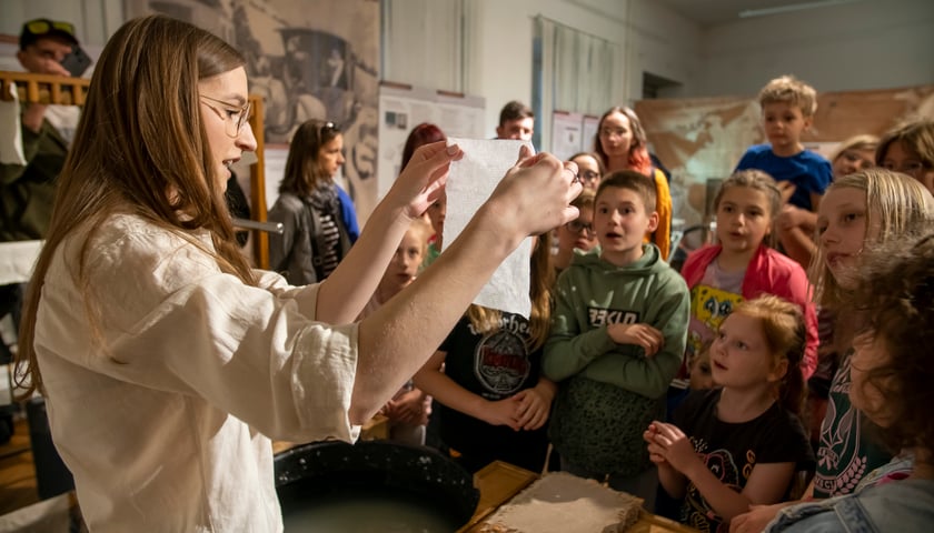 W ubiegłym roku w Muzeum Poczty i Telekomunikacji dzieci mogły zobaczyć, jak powstaje papier
