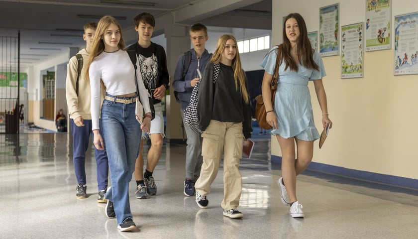 Uczniowie ósmej klasy SP nr 44 przy ul. Wilanowskiej we Wrocławiu w swojej szkole