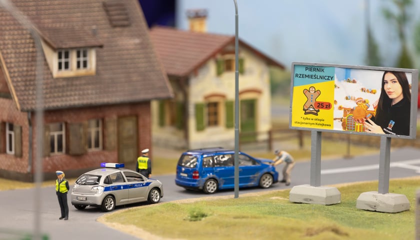 Kolejkowo, scenka z patrolem policji
