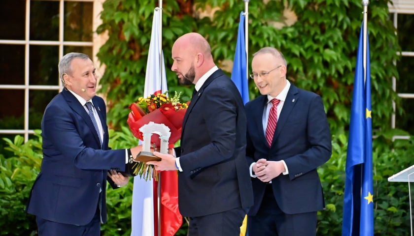 Moment wręczenia Nagrody Jana Nowaka-Jeziorańskiego.