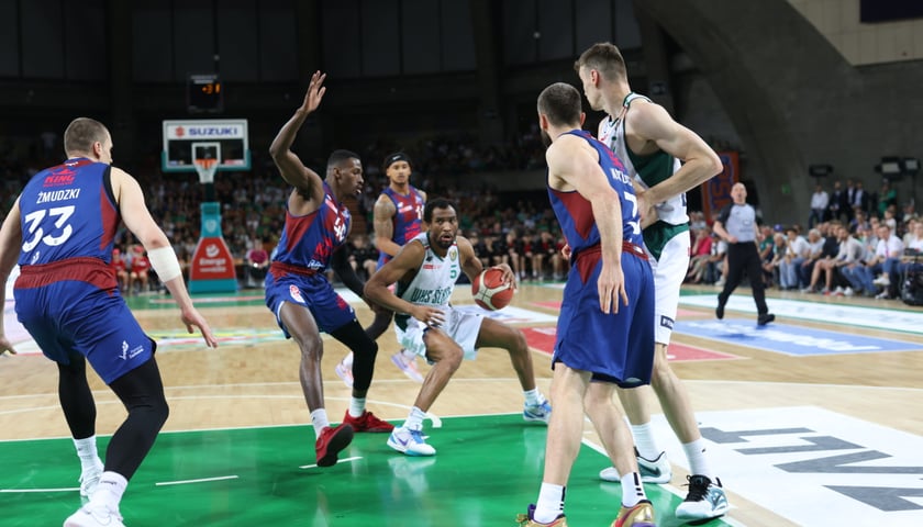 Jeremiah Martin pilnowany przez Zaca Cuthbertsona