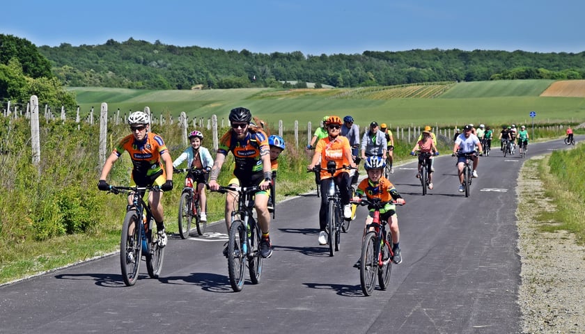 Pierwsze grupy cyklistów już przejechały nowym odcinkiem drogi rowerowej w gminie Oborniki Śląskiej