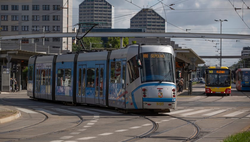 W Hali Stulecia mecz finałowy Energa Basket Ligi pomiędzy WKS Śląskiem Wrocław a Kingiem Wilkami Morskimi Szczecin. Kursowanie specjalnej linii tramwajowej.