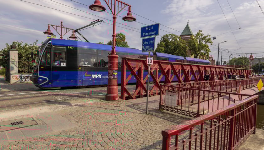 Most Piaskowy i tramwaj przezeń przejeżdżający