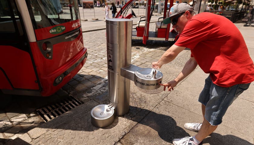 Miejski zdr&oacute;j na placu Solnym z wodą do picia