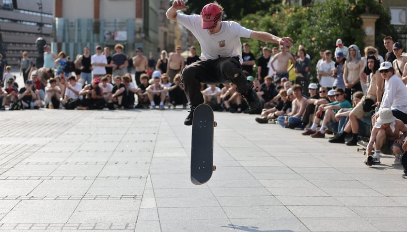 Skaterzy na placu Wolności jeżdżą na deskorolce. Międzynarodowy Dzień Deskorolki