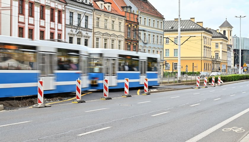 Ul. Kazimierza Wielkiego już gotowa jest do wprowadzenia zmian w ruchu. Pod jezdniami są rury ciepłownicze, które wymagają wymiany.