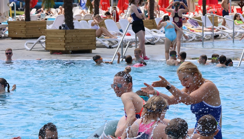 Dzieci bawiące się w Aquaparku we Wrocławiu